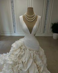 Lunivop Luxury Satin Tiered Ruffled Celebrity Dresses Deep V-neck Evening Dresses Elegant Vestidos De Noche Extra Puffy Wedding Dresses