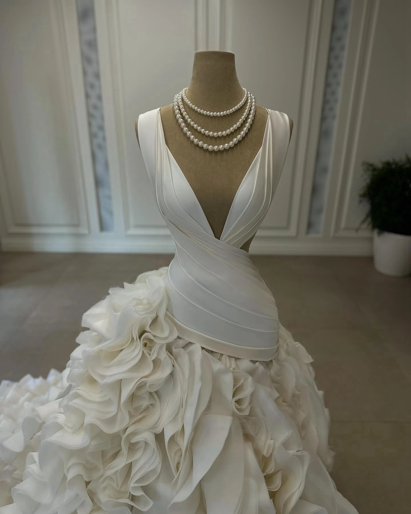 Lunivop Luxury Satin Tiered Ruffled Celebrity Dresses Deep V-neck Evening Dresses Elegant Vestidos De Noche Extra Puffy Wedding Dresses