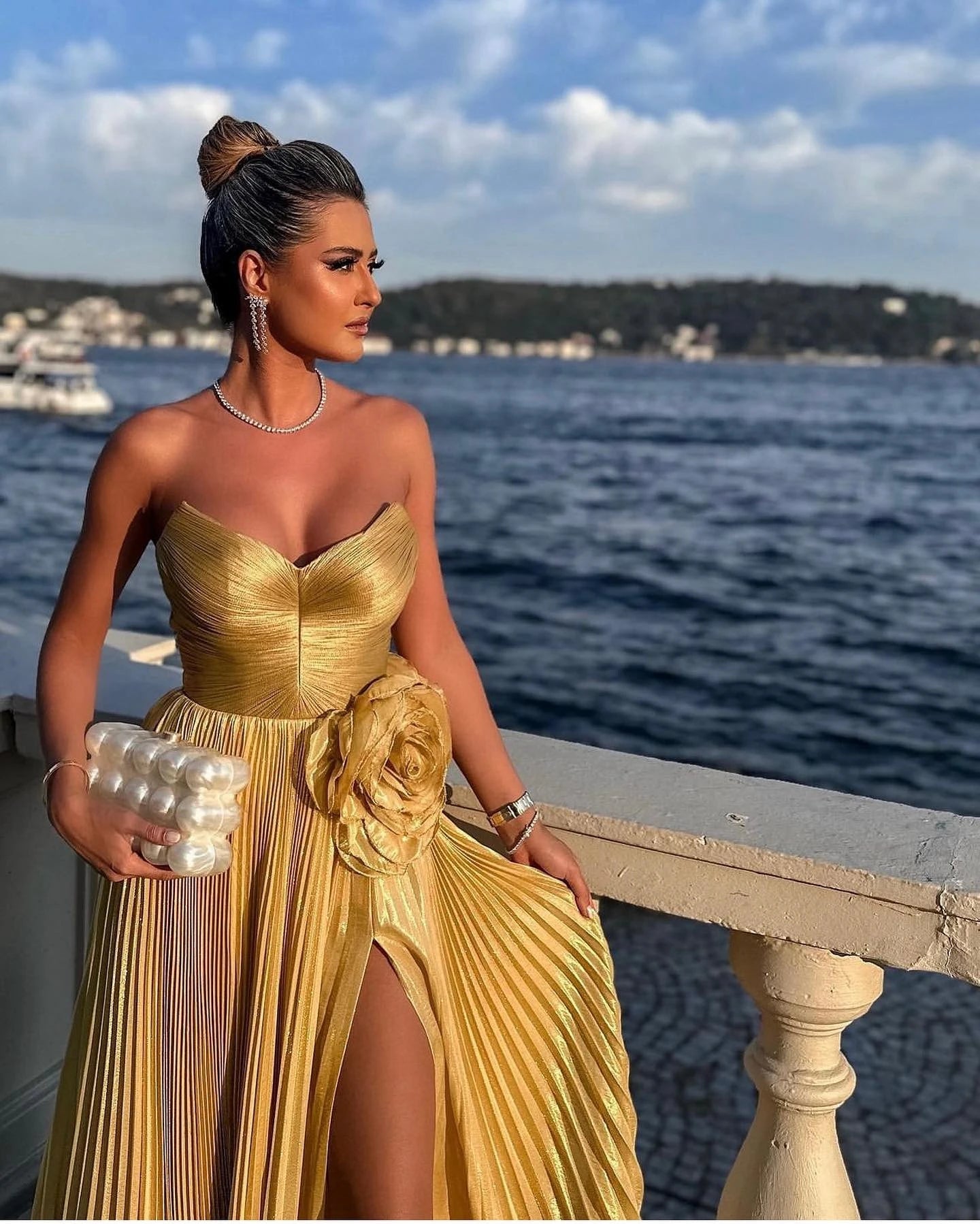 Lunivop Shiny Strapless Golden Flods Evening Dress With Slit Custom Made Pleated Prom Party Dress With Flower Ever Pretty Woman Clothes