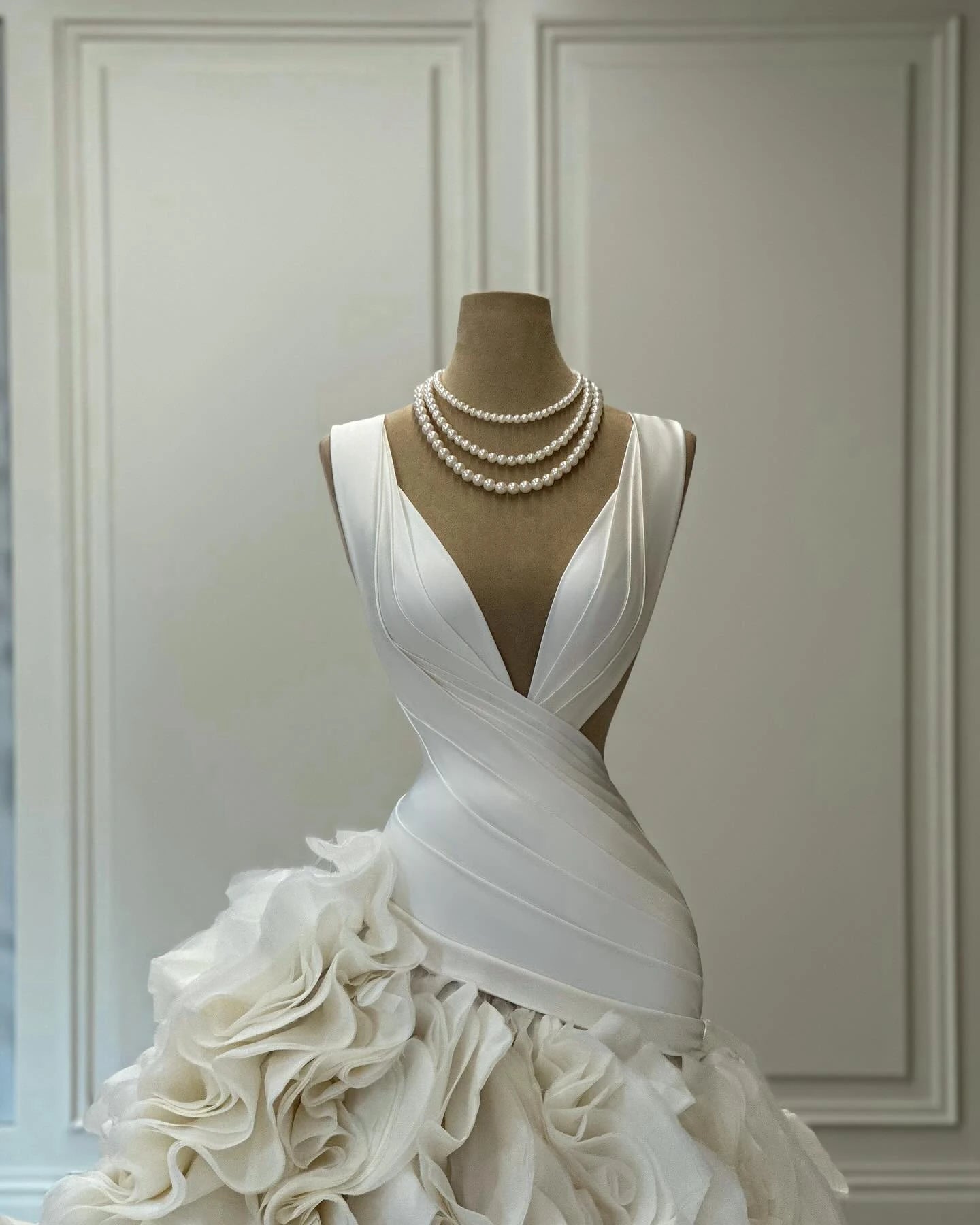 Lunivop Luxury Satin Tiered Ruffled Celebrity Dresses Deep V-neck Evening Dresses Elegant Vestidos De Noche Extra Puffy Wedding Dresses