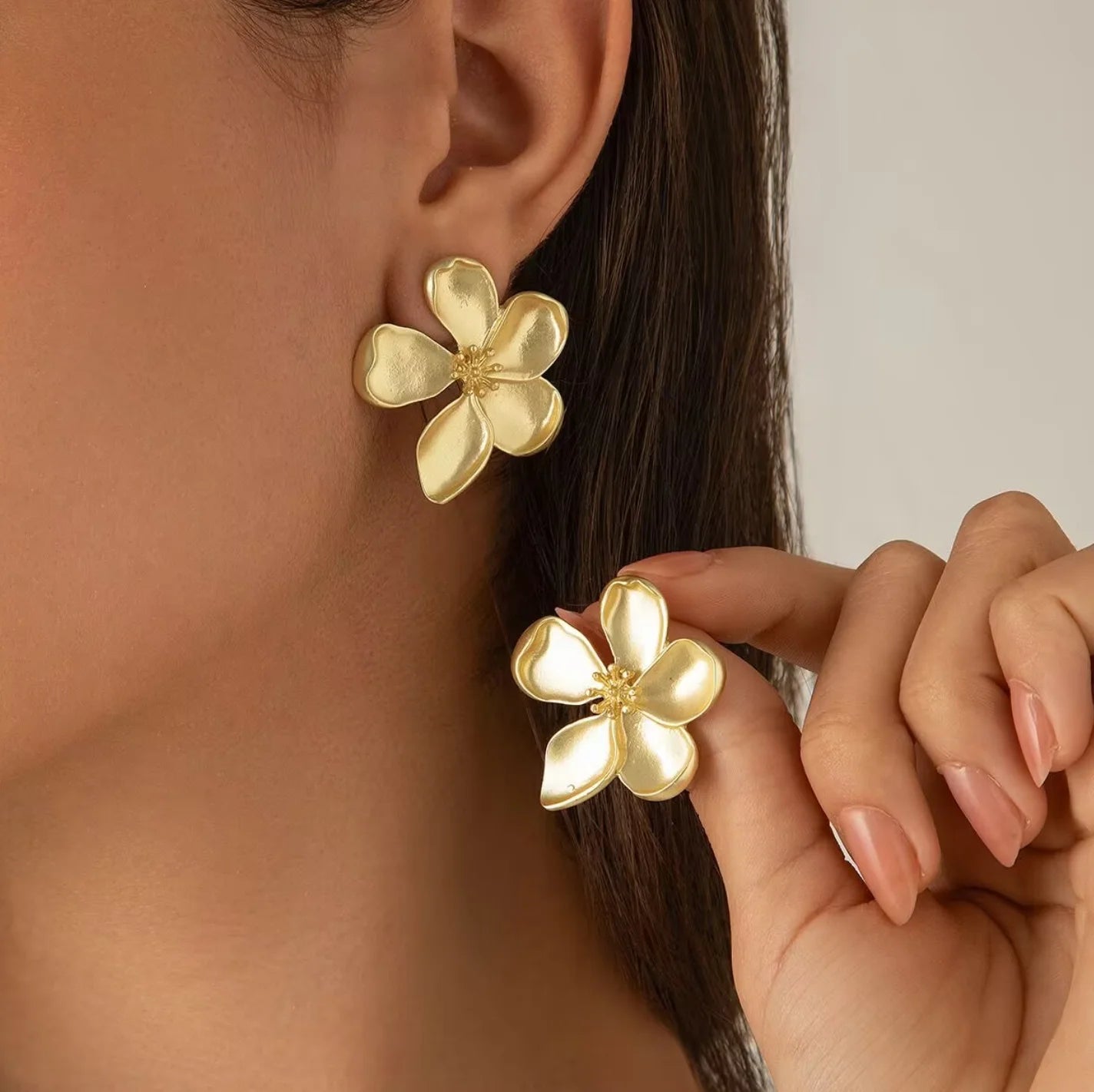 Lunivop New Fashion Exaggerated Gold Metal Luxury Flower Stud Earrings for Women French Retro Earrings Party Jewelry Gift